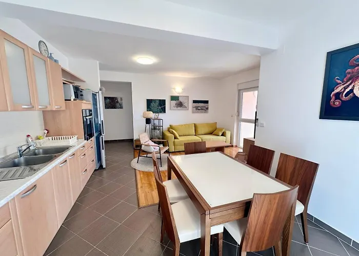 Spacious Apt In Tisno Near Garden Resort - 4 Min