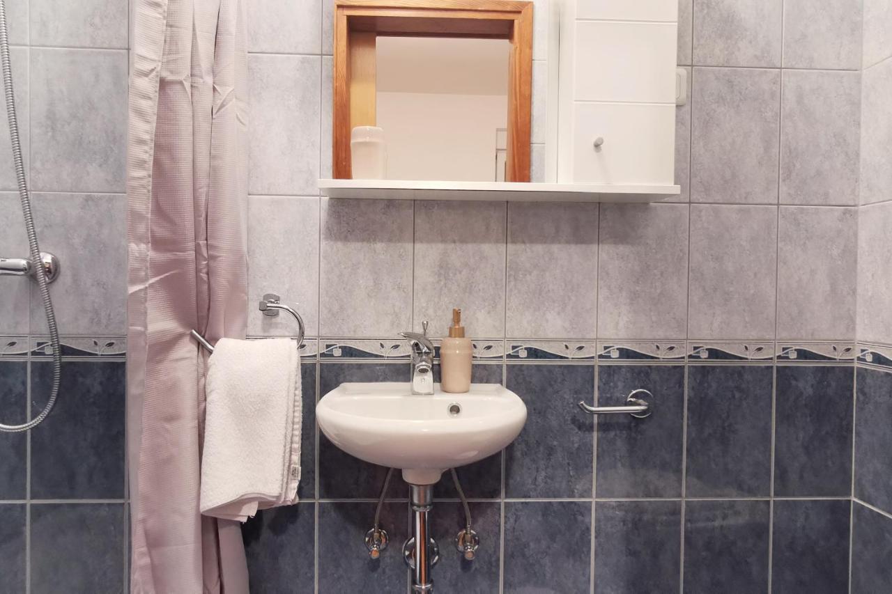 Spacious In Near Garden - 4 Min *