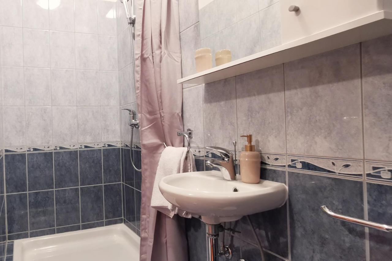 Spacious In Near Garden - 4 Min Apartment *