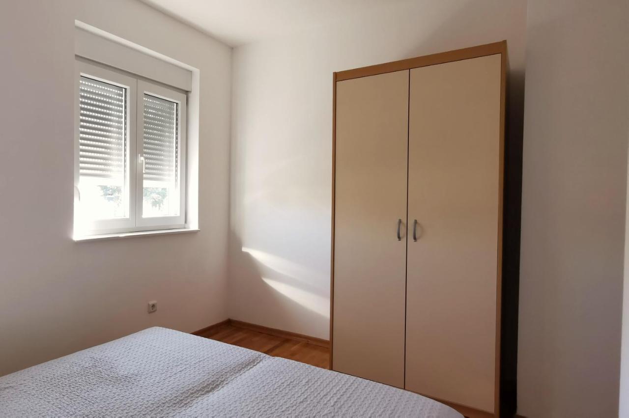 Spacious In Near Garden - 4 Min Tisno