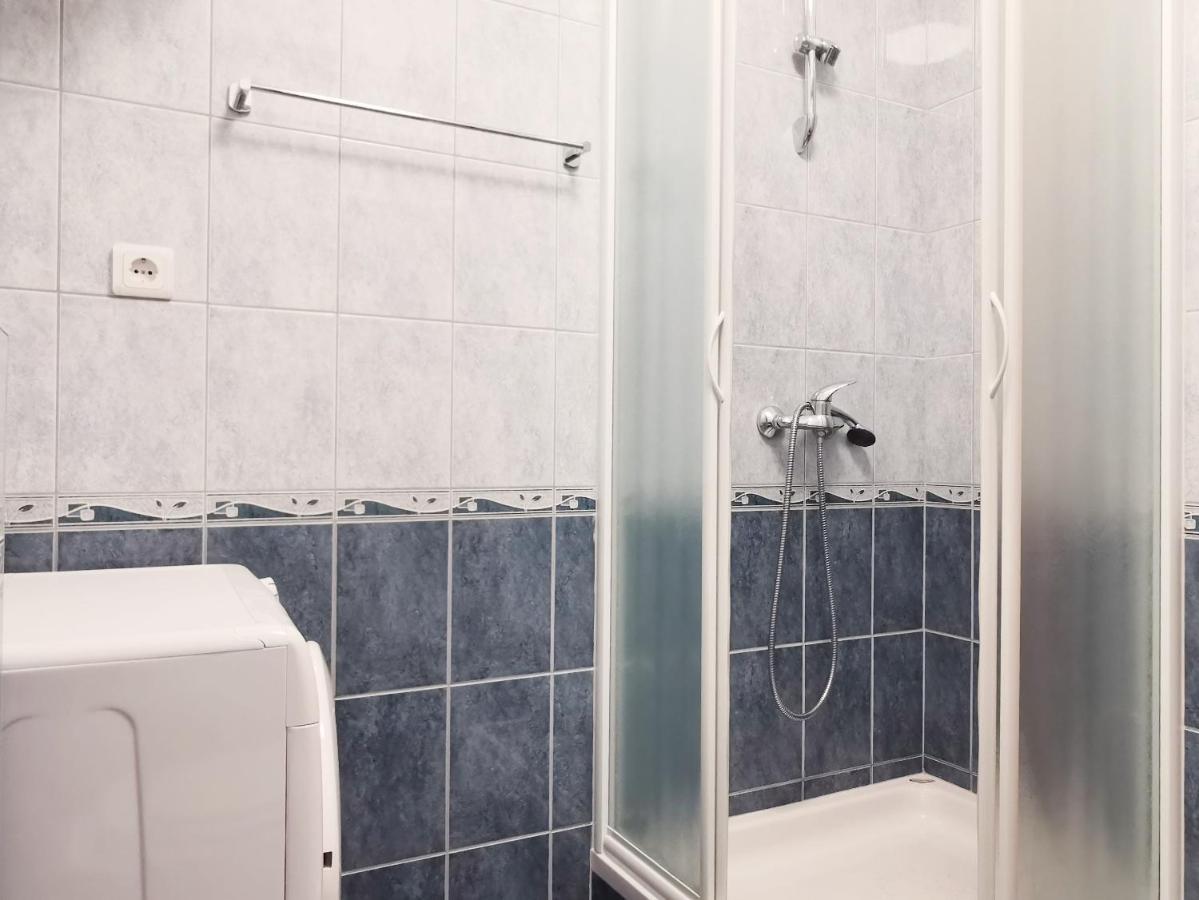 Spacious In Near Garden - 4 Min Apartment *