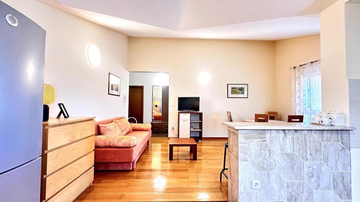 Spacious In Near Garden - 4 Min * Tisno