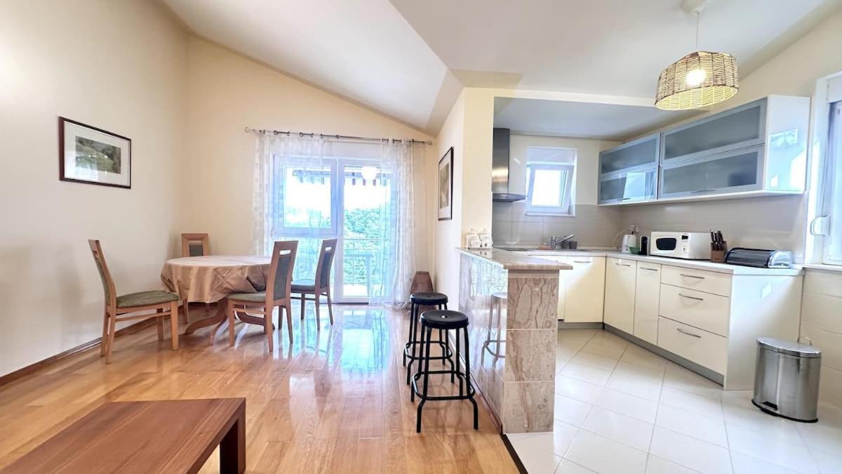 Spacious In Near Garden - 4 Min Apartment *