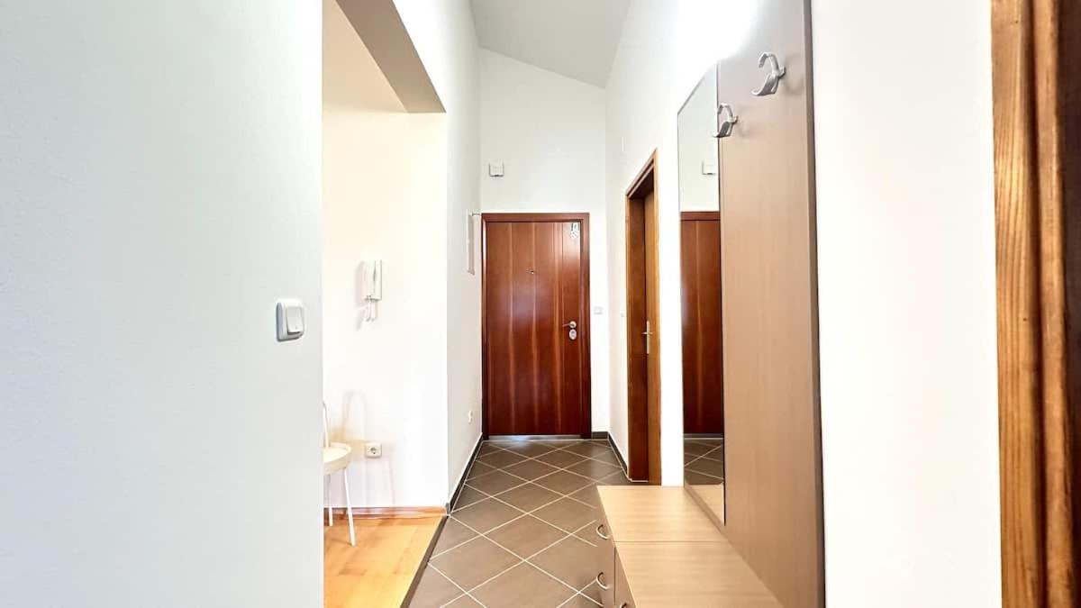 Spacious In Near Garden - 4 Min Apartment Tisno