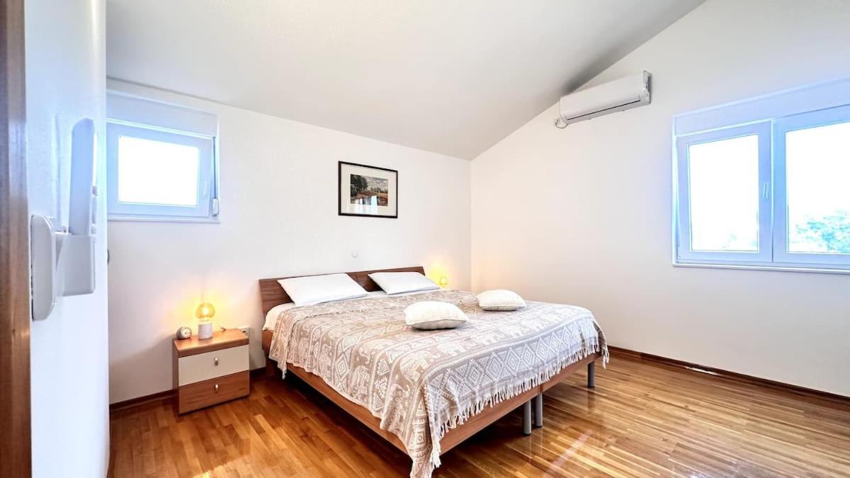 Spacious In Near Garden - 4 Min * Tisno
