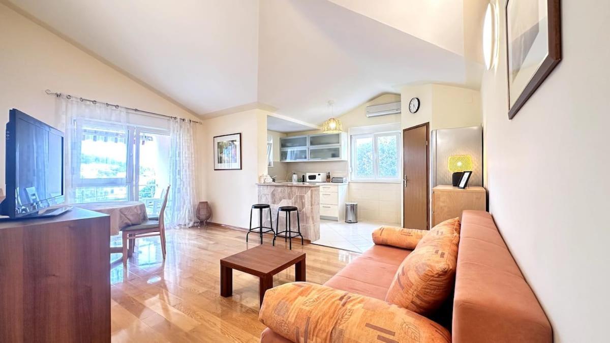 Spacious In Near Garden - 4 Min