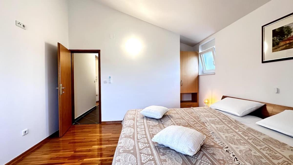 Spacious In Near Garden - 4 Min Tisno