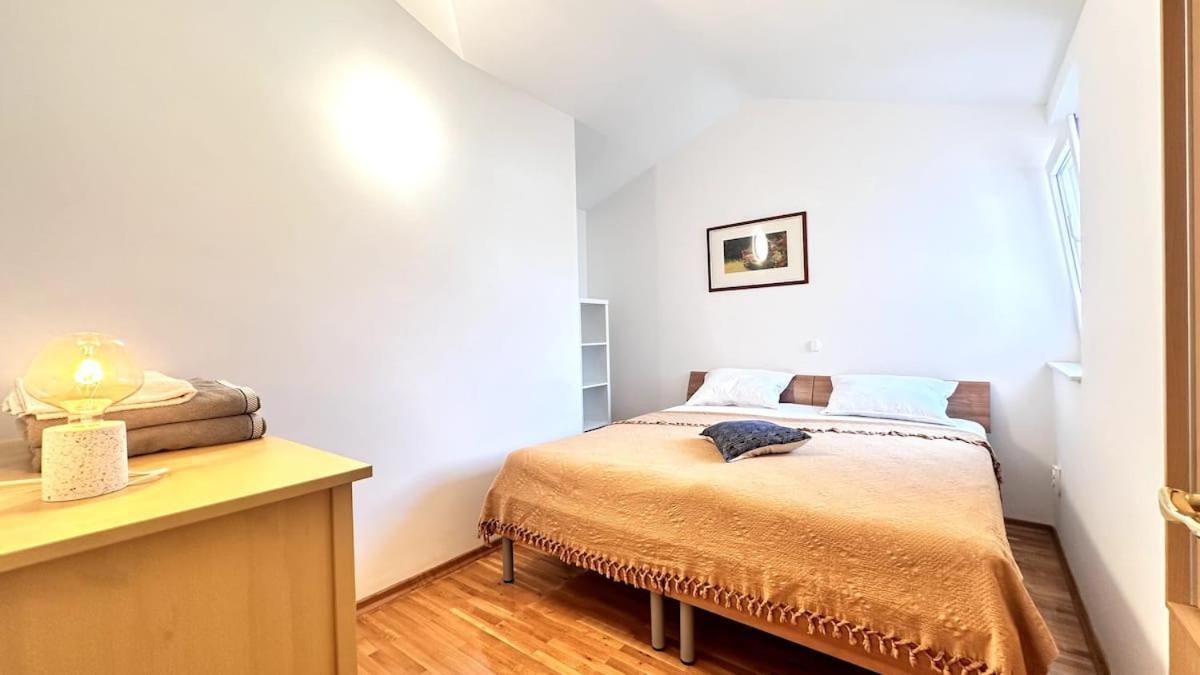Apartment Spacious In Near Garden - 4 Min Tisno