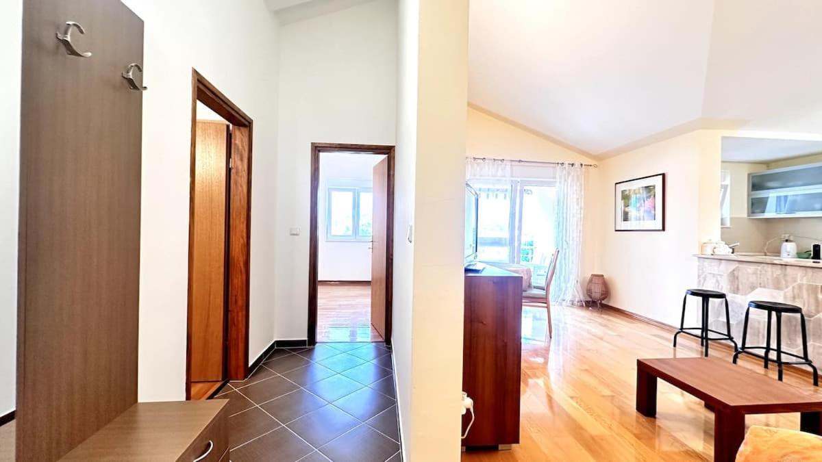 Spacious In Near Garden - 4 Min *