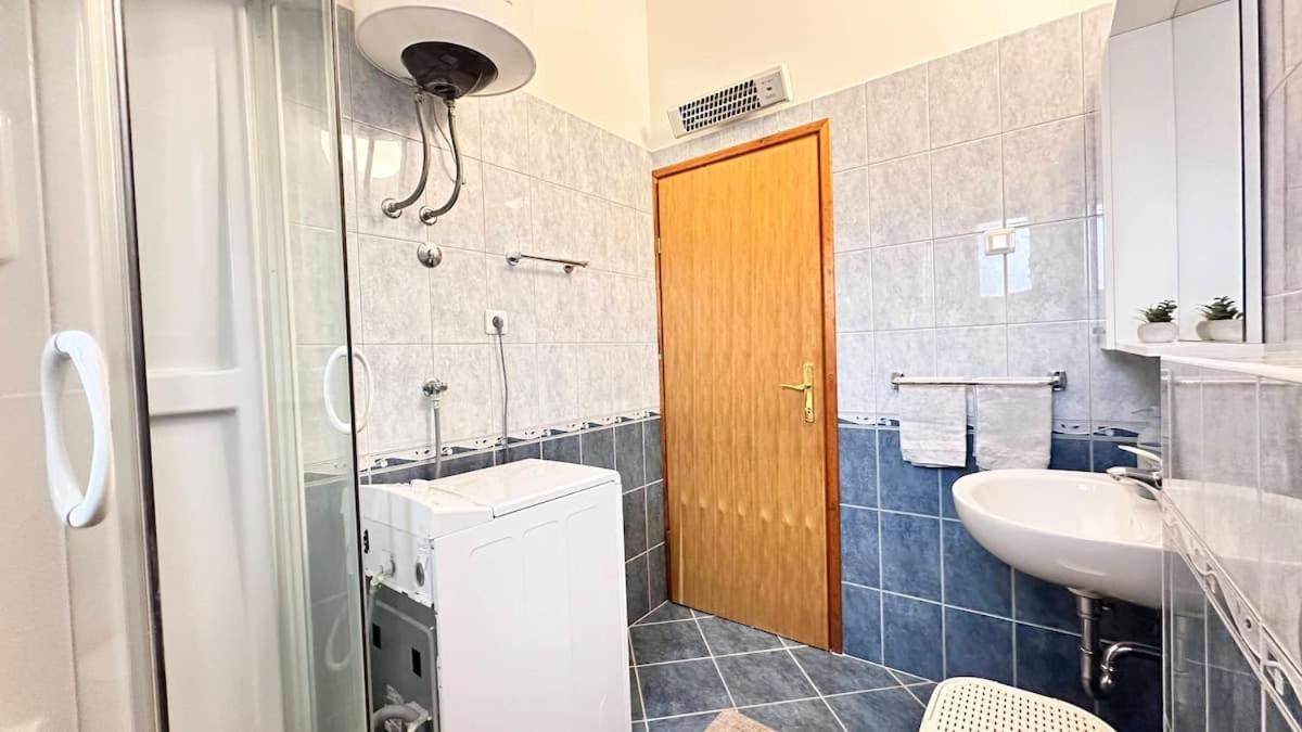 Spacious In Near Garden - 4 Min Apartment *