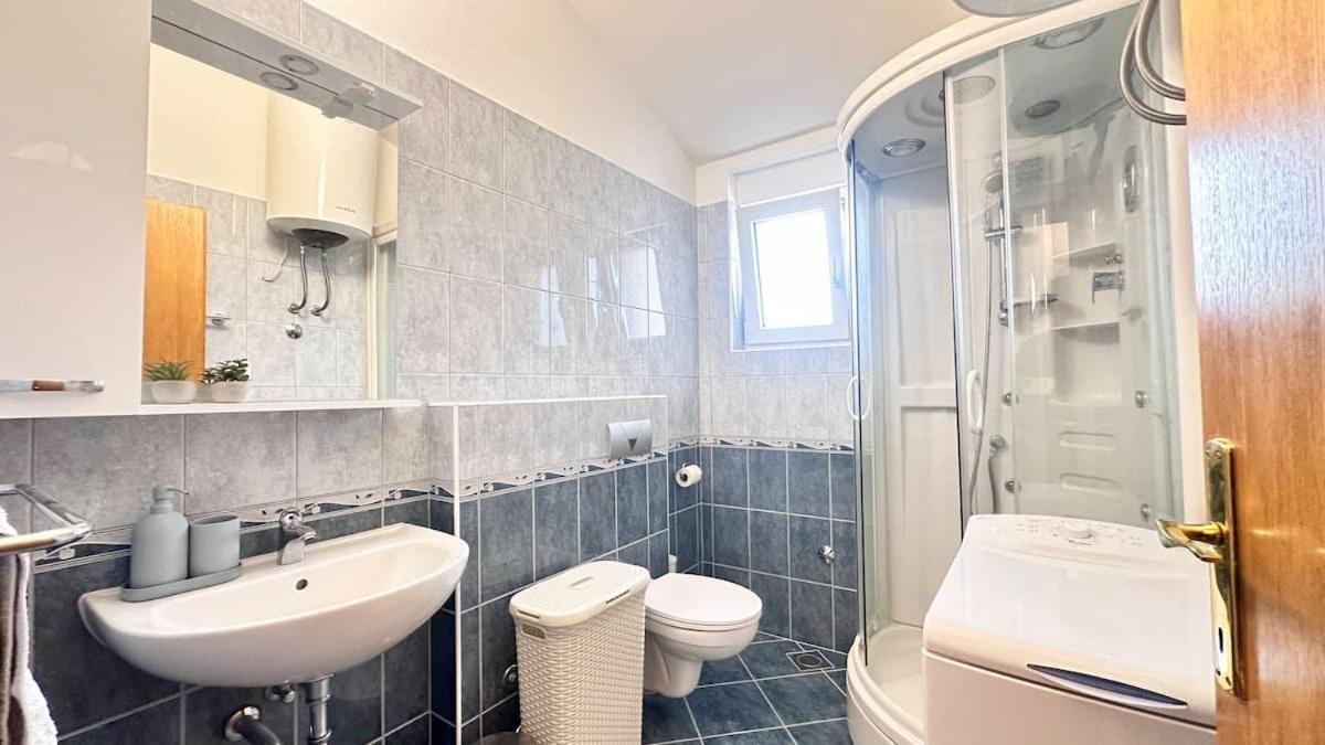Spacious In Near Garden - 4 Min *