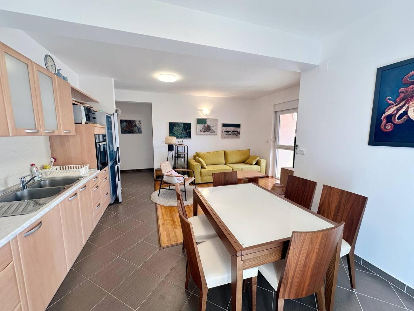 Spacious In Near Garden - 4 Min *